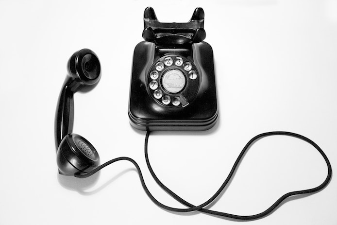 旧式のダイヤルでかけるタイプの黒電話