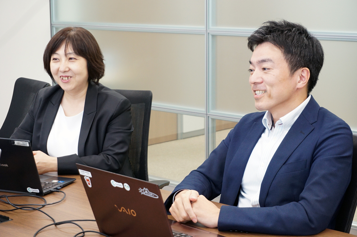執行役員 営業統括本部 営業管理本部長 内田 陽子 氏 と 営業統括本部 マーケティング本部長 高橋 亮造 氏