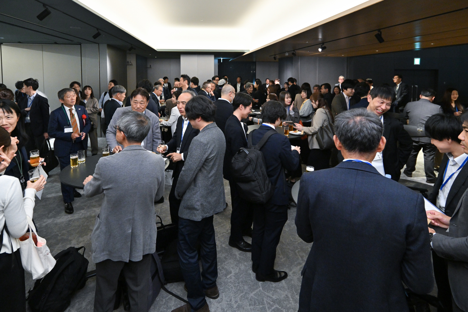 交流会で参加者が歓談している様子1