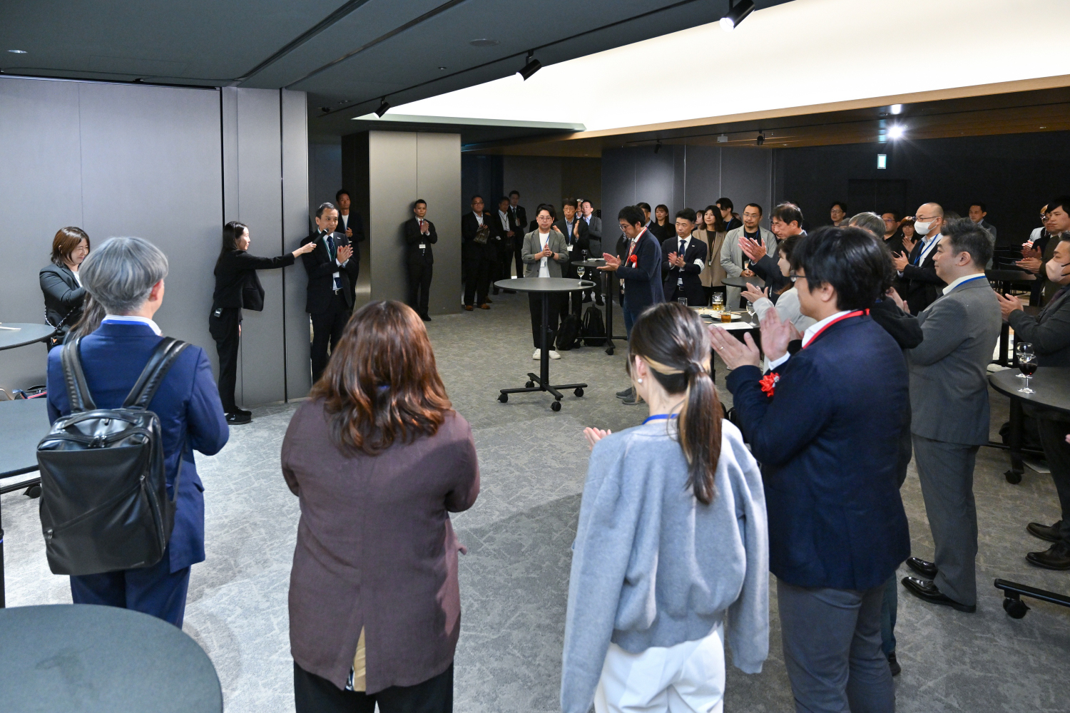 交流会で参加者が歓談している様子2