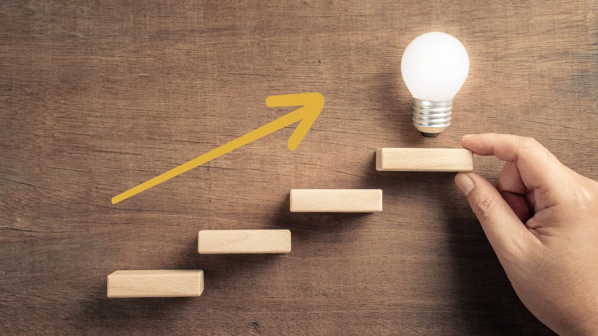 段階的に上昇する階段をモチーフにした抽象背景（RevOpsの導入ステップ）