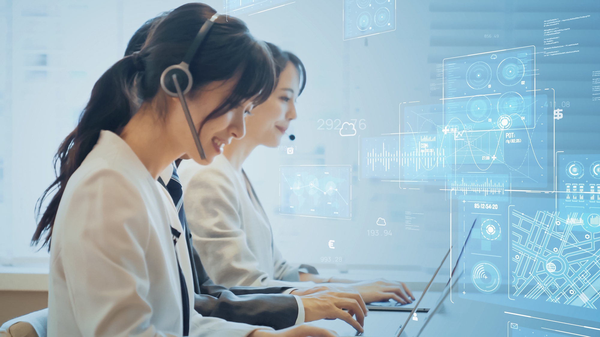 インサイドセールス担当者がAIを活用して顧客対応とデータ分析を行っているイメージ