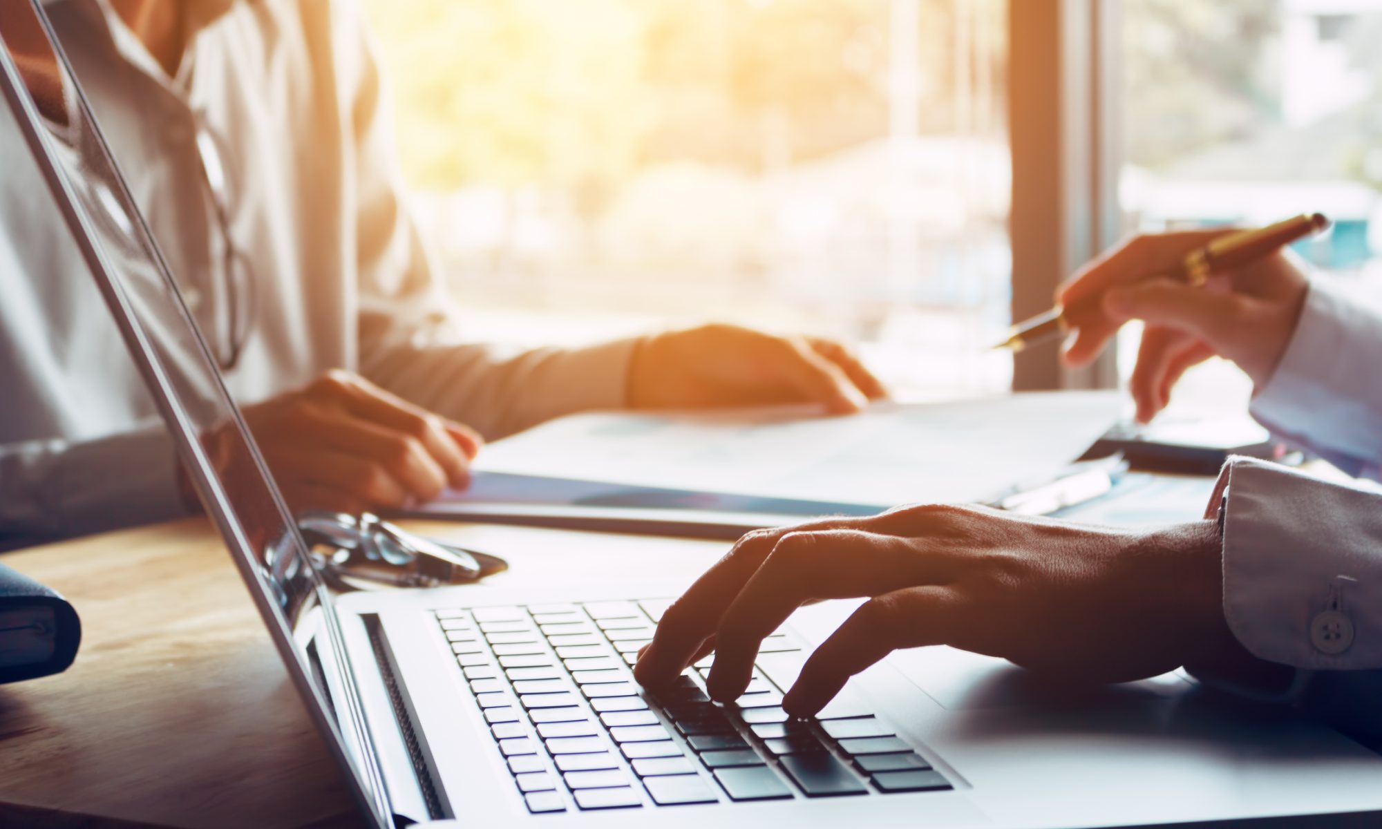 営業担当者が商談内容を振り返り、次の改善点を整理している打ち合わせの様子